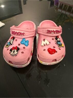 CROCS Pink Minnie Mouse Kids Clogs with Charms